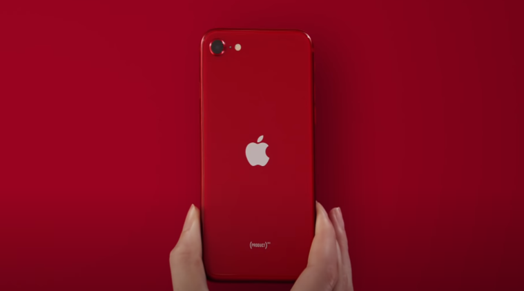 Seseorang memegang iPhone yang dirilis dengan case berwarna merah